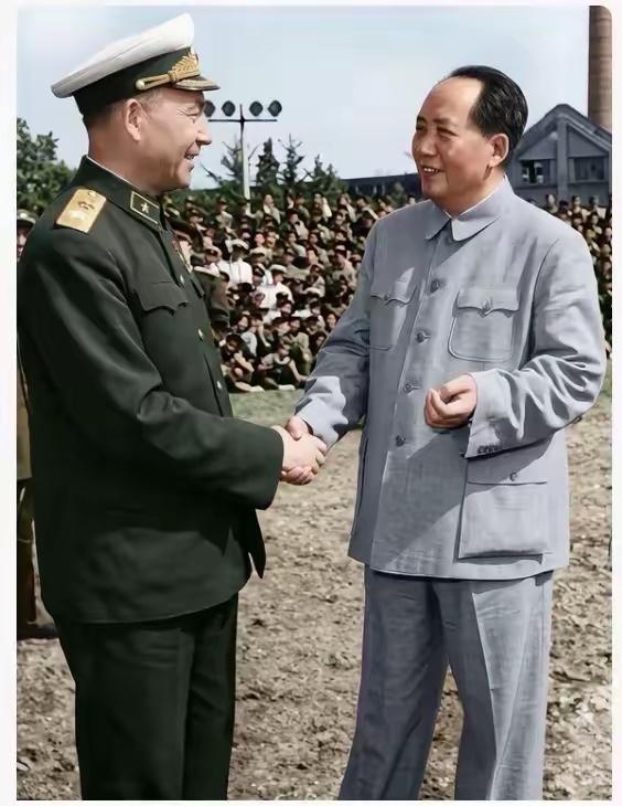 五十年代，毛泽东主席接见萧劲光，两人亲切握手交谈。

1949年4月23日，中国