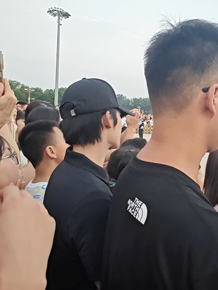偶遇于适素颜看升旗有网友看升旗偶遇于适[憧憬] ​​​