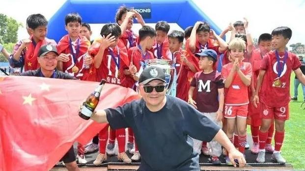 明明是强国，为何国足可以这么差？答案不在14亿人里选不出11个会踢球的，而在于那