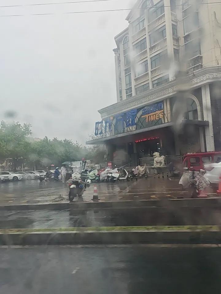 如果失业你会不会选择去摆摊? 如果失业，我大概率会选择去摆摊。之前有个朋友失业后