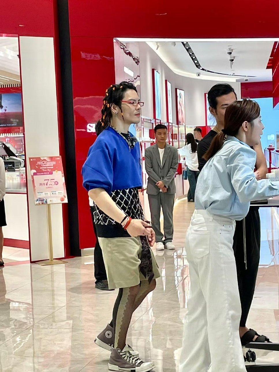向佐这丝袜配短裤的穿搭还真是难懂啊，郭碧婷看着不觉得奇怪吗 ​​​