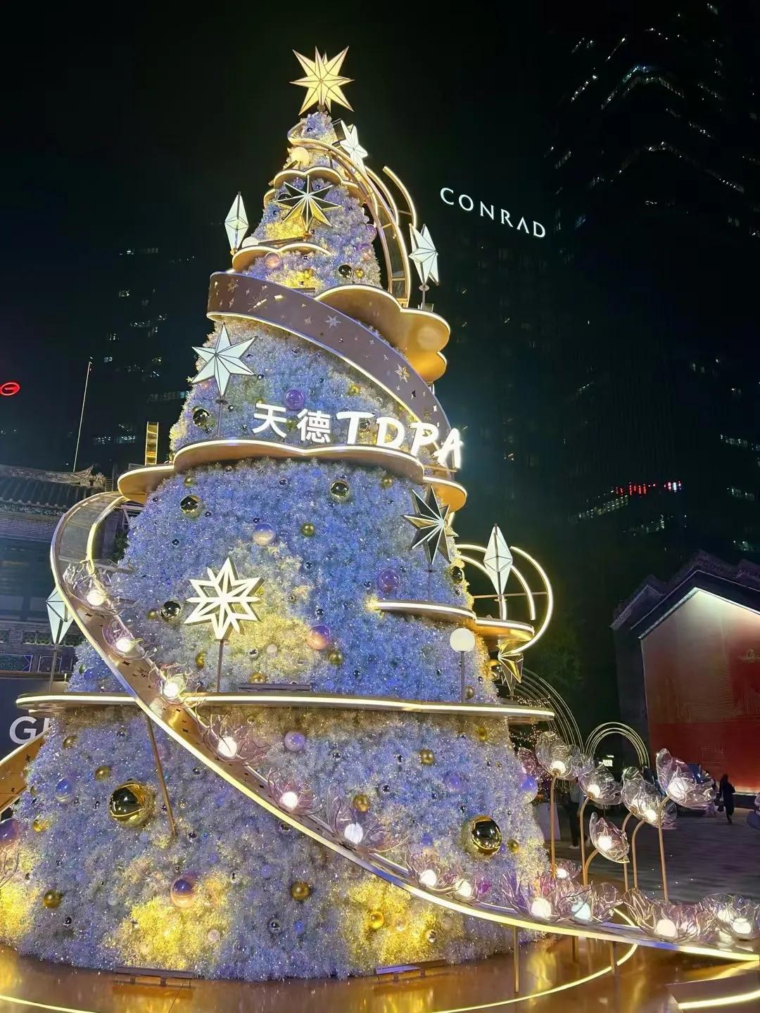 
晚上饭后，逛下商场，发现不一样的