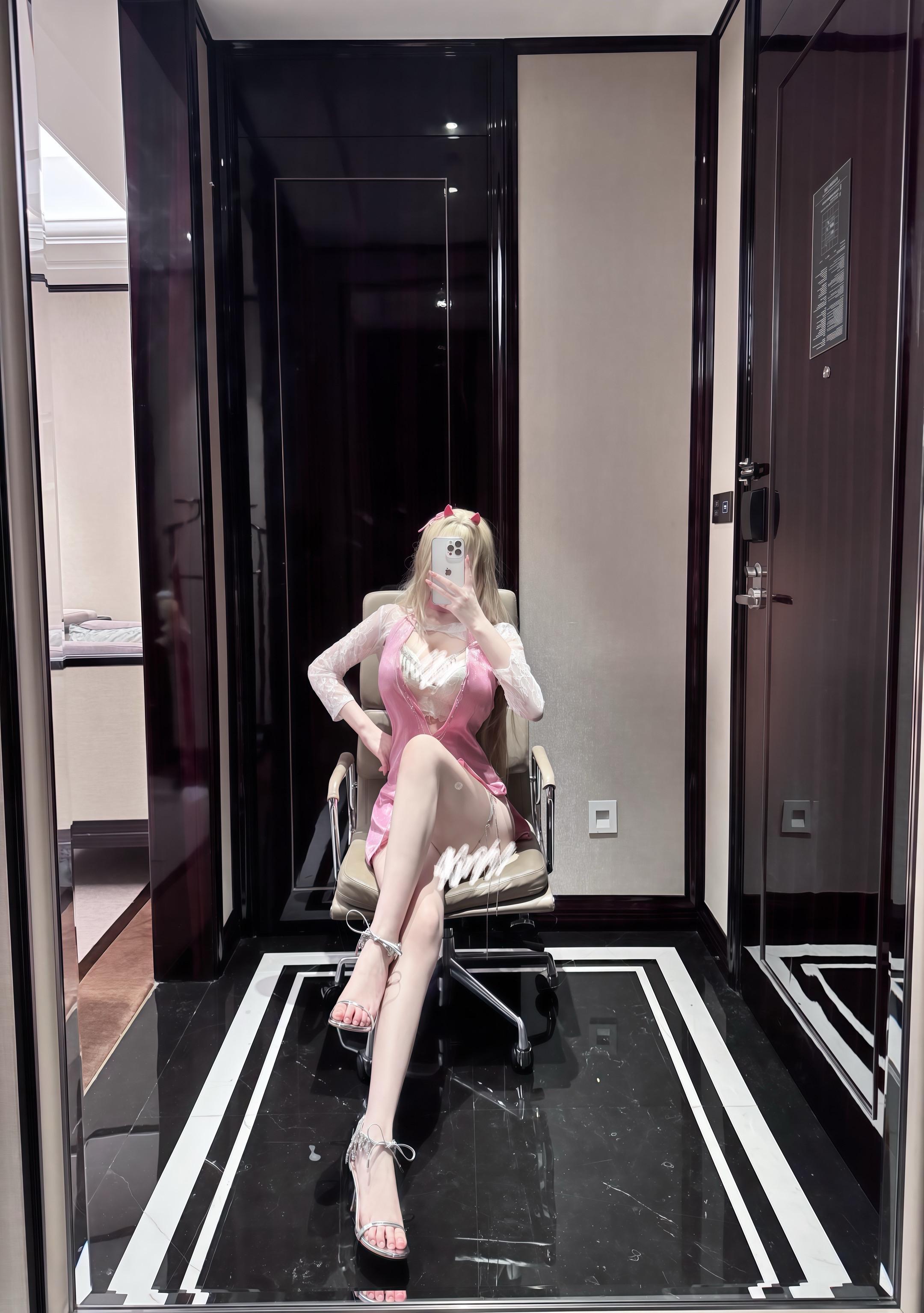 你打游戏笨笨的好可爱 下把自己退吧