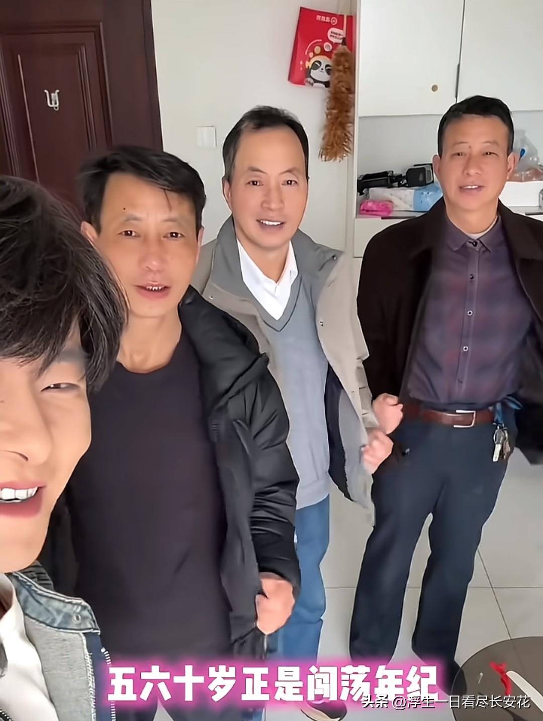 当几位穿着日常便服、带着生活痕迹的大叔，被改造成染着潮色头发、穿着精致西装的“男