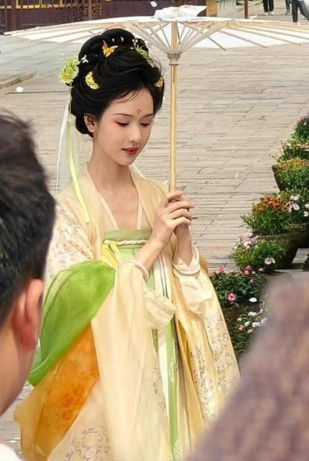 无锡拈花湾偶遇陈都灵，她真的好美啊！无美颜无滤镜拍摄像个仙女一样，温温柔柔的，美