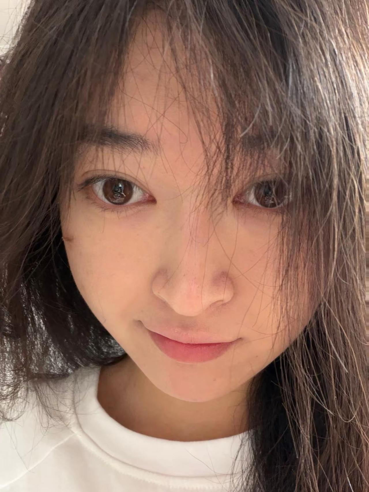 比起有人爱我的明媚 我更希望有人透过我的明媚去爱我的破碎 如果你在我素颜的时候爱
