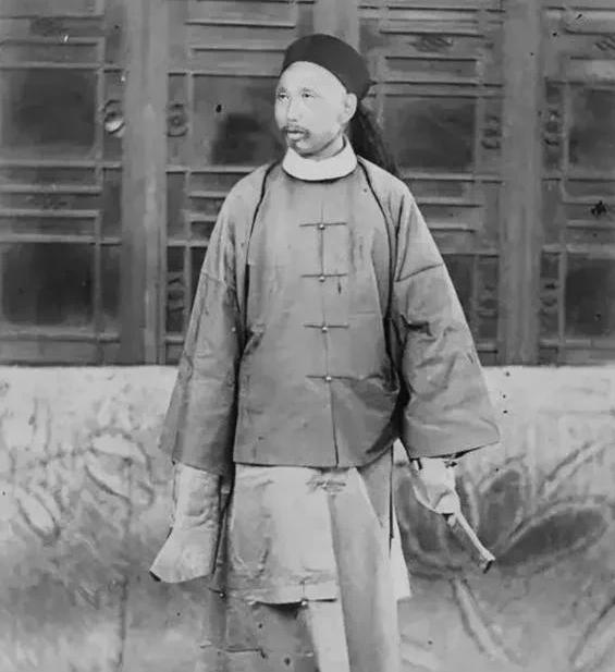 1895年2月11日，刘公岛。

北洋舰队最后的军舰，被日军从海陆两面围得死死的