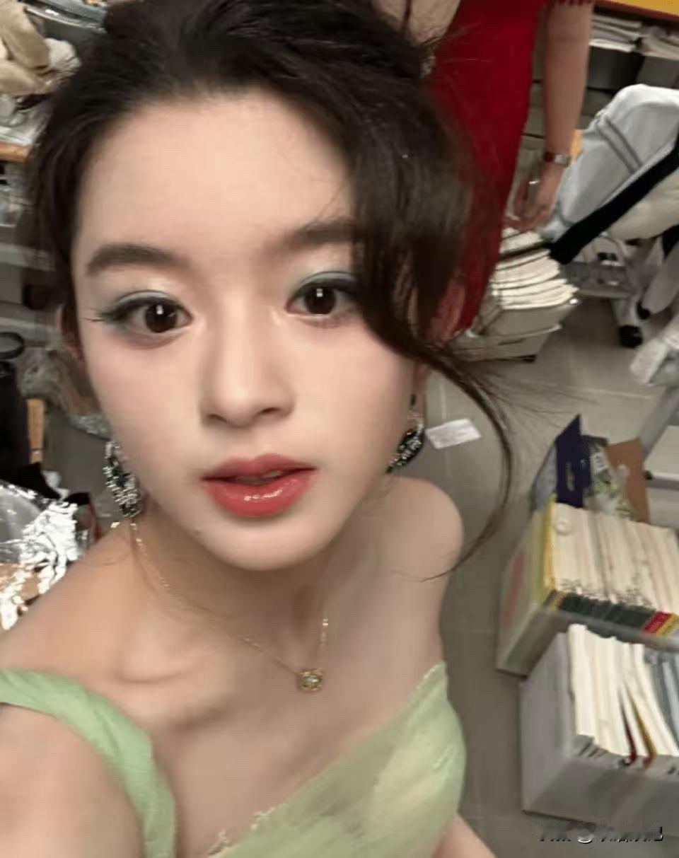 不是酸，是这数字实在离谱到让人脚趾抠地！黄杨钿甜成人礼上一对耳环被扒疑似230万