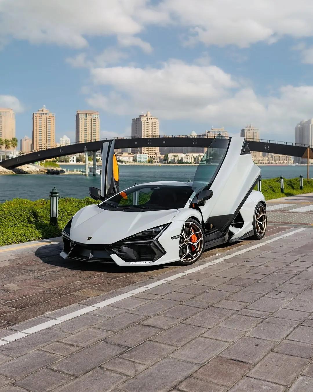 Lamborghini Revuelto