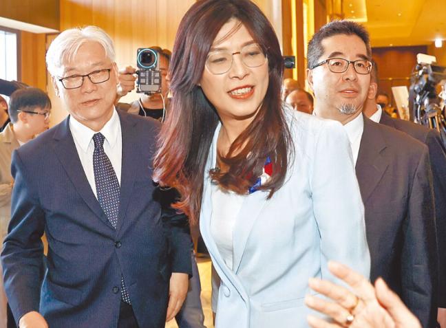 我们都看错郑丽文了！
在她统派团体的秋祭大会时，高调放话：两岸和解、两岸和平
但