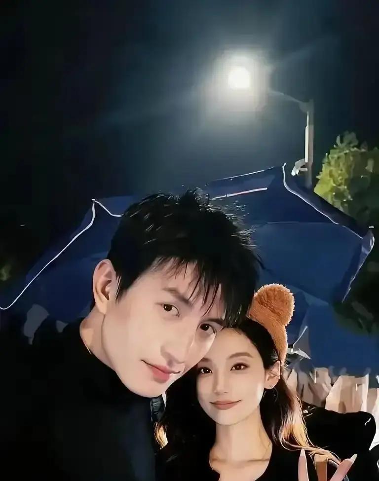 十分钟。
银版预售空柜。
就那枚工地求婚的、掉色的塑料圈。
不是设计，是片场捡的