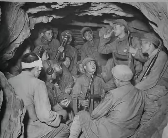 1951年5月27日，180师突围失败，15名战士抢敌军物资挖山洞过冬，在这种艰