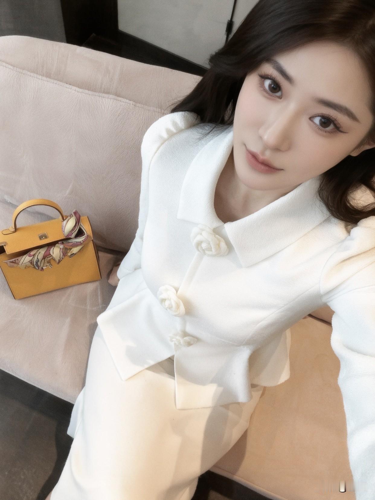 分享高跟鞋的穿搭裸色高跟鞋配优雅白裙！气质满满！