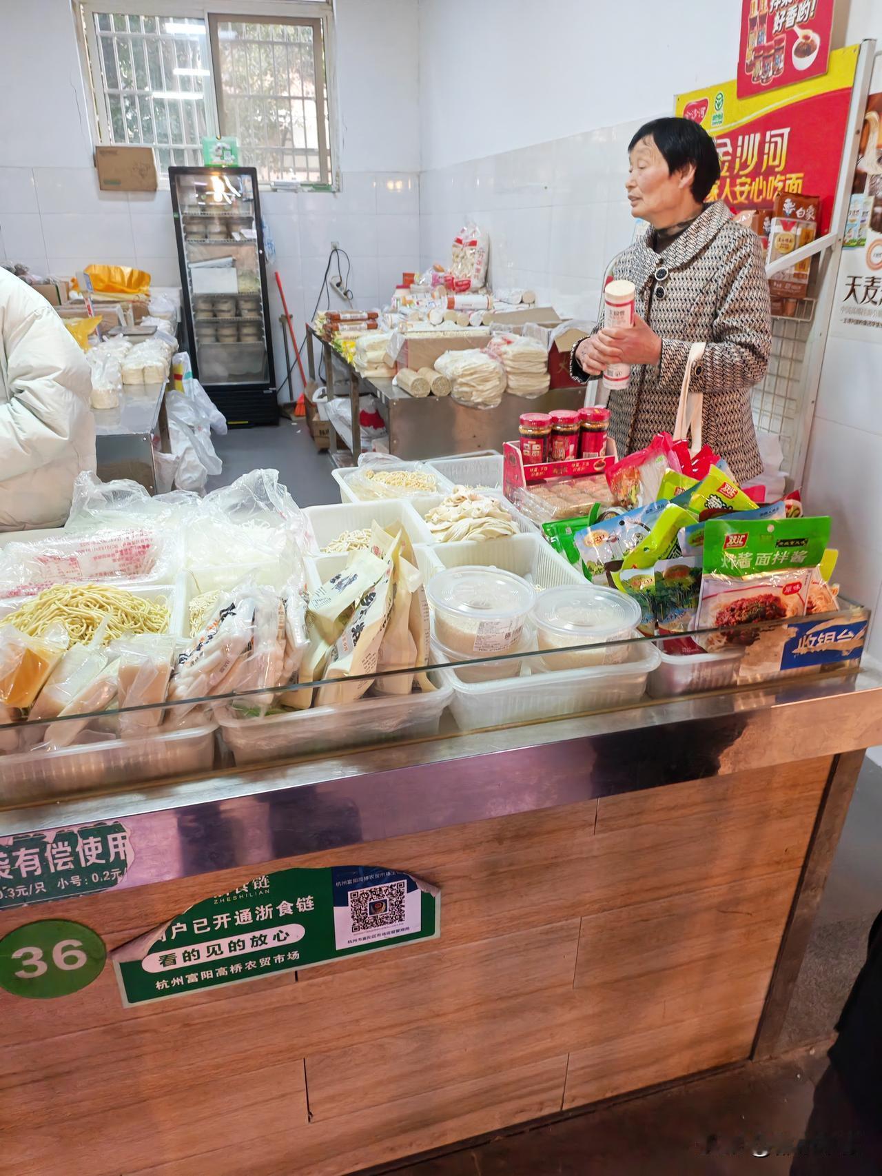 哪儿都不能多嘴吗？上午在农贸市场面店买面，当时人比较多，卖面的小姑娘是个新手，有