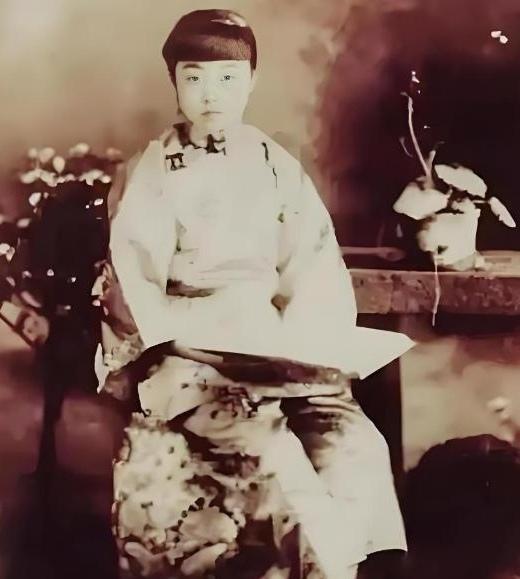 千秋碧血继炎黄！ 杨芝芸，菲律宾华侨富商之女。1937年抗日战争爆发后...