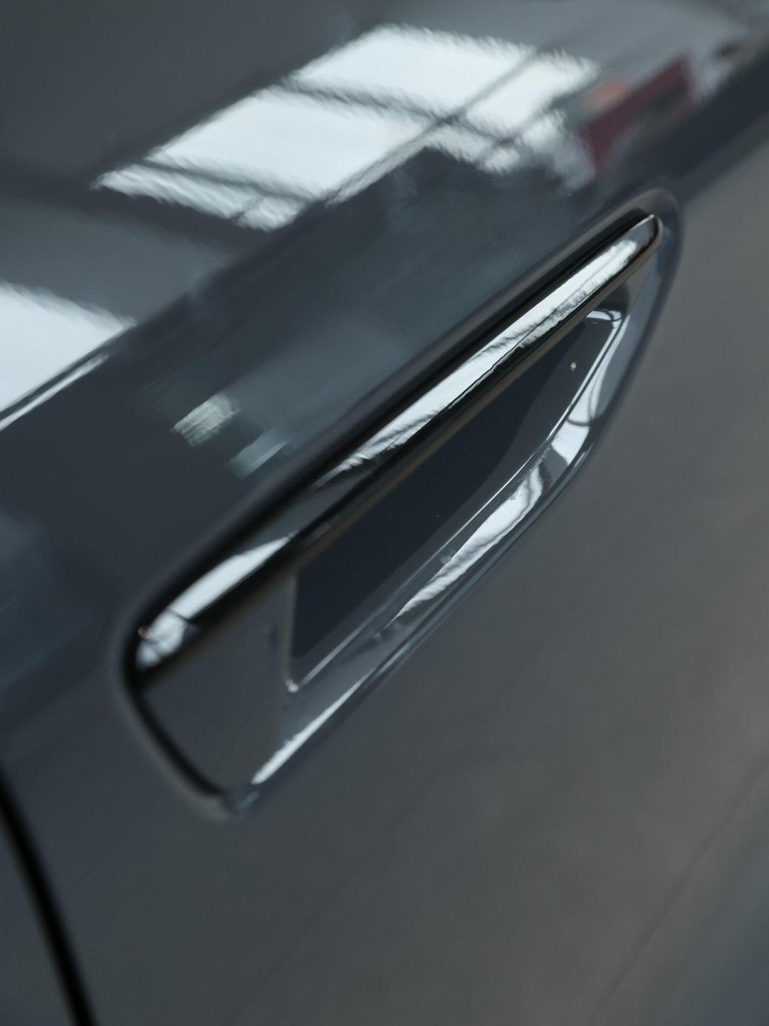 【再见，隐藏式门把手！工信部新规明确：2027年起必须配机械把手】 

近日，工