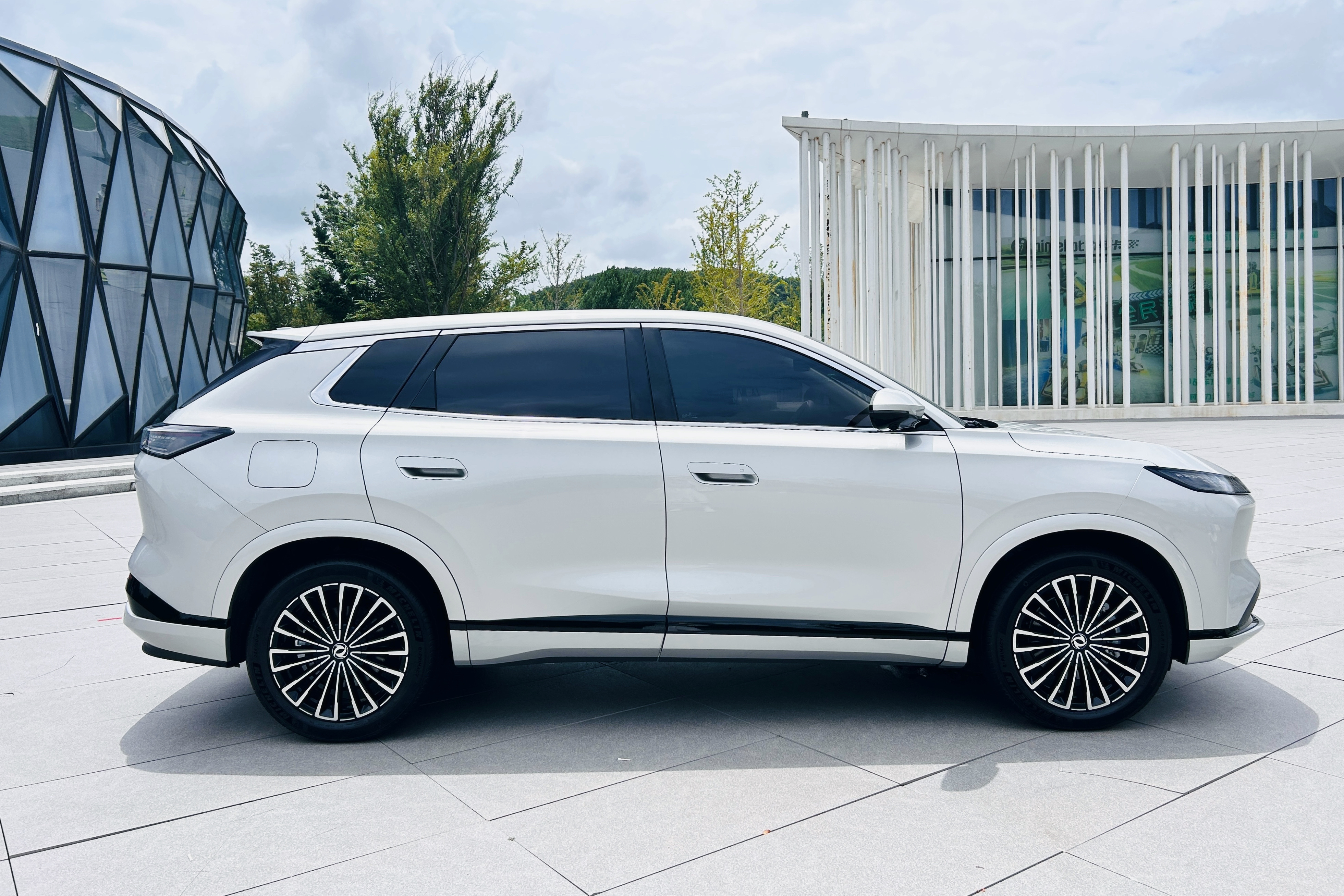 20万以内最舒适的豪华座舱最近试驾了东风风神L8这款混动SUV，作为一款主打家用