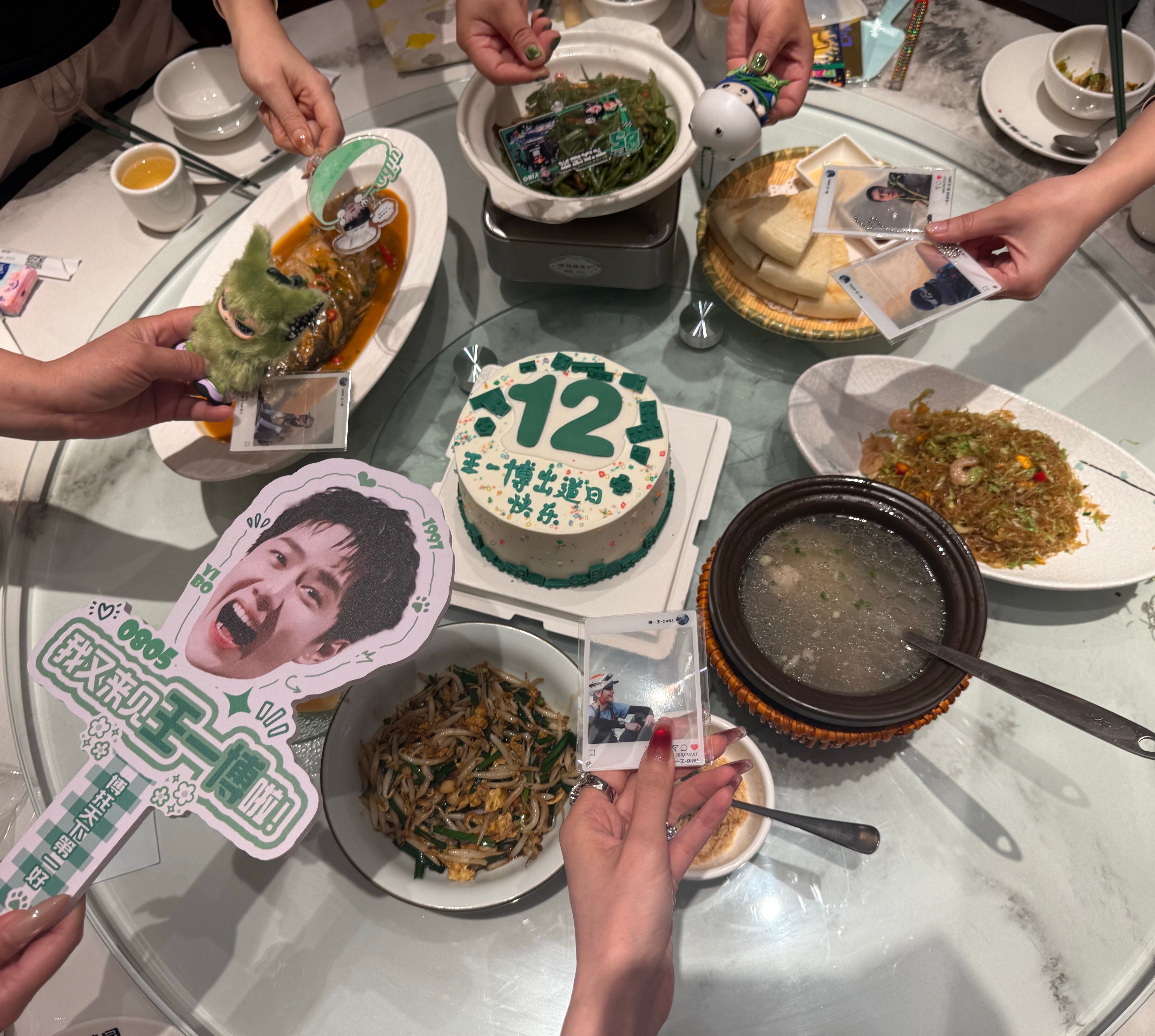 王一博出道十二周年快乐哈哈哈哈 昨天到家困得睡着了，虽然是极限操作，昨天我们还是