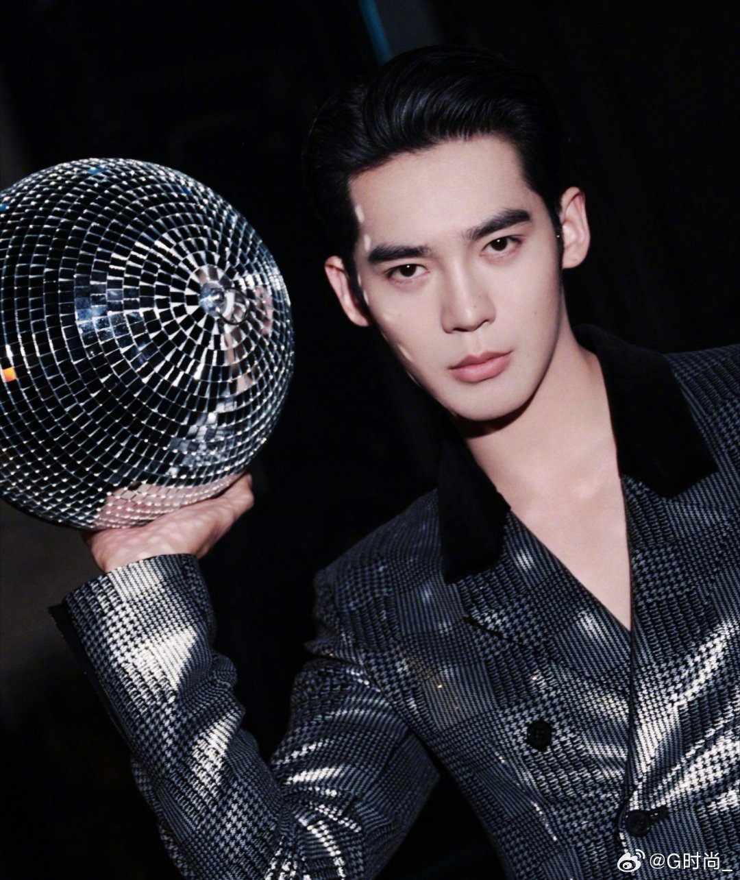 【时装周看秀阵容】演员于适身着 Dior 2027 早春系列，携鎏光造型赴约都市
