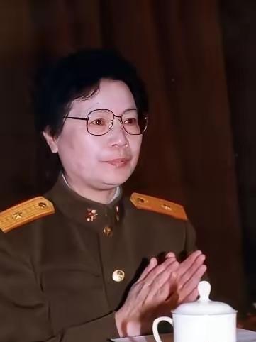 1962年广州一场婚礼，五位开国元帅坐镇，上百将军到场。新娘是世界首位女中将，新