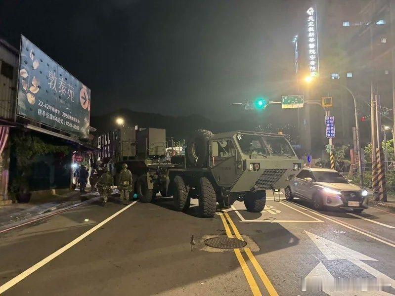 台湾的“爱国者”导弹发射车在“汉光41”演习期间转弯时撞到路边遮阳篷，在台北新北