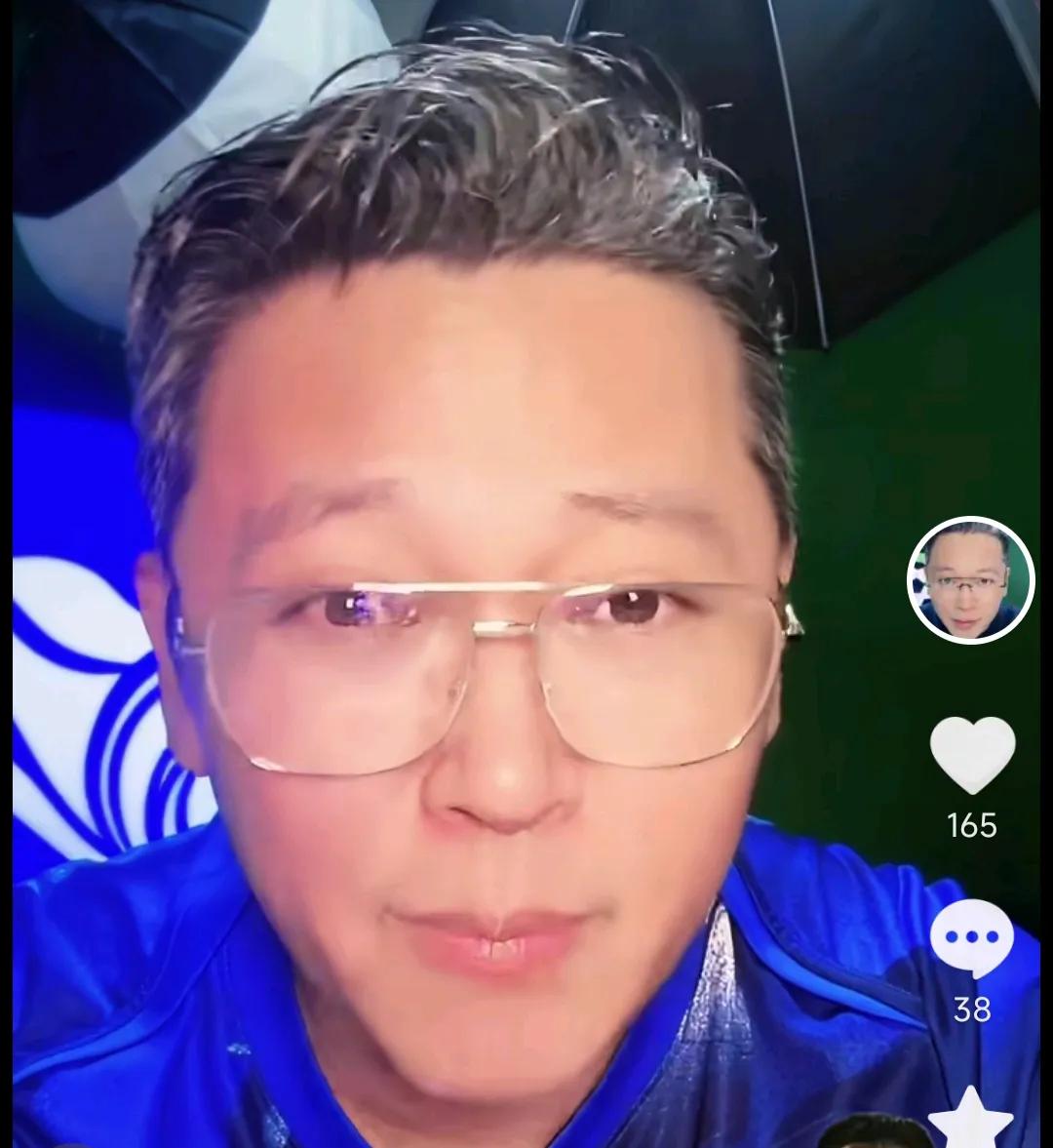 解说员周亮自信表示，上海德比安排主裁判李海新其实对上海申花非常有利。
周亮在直播