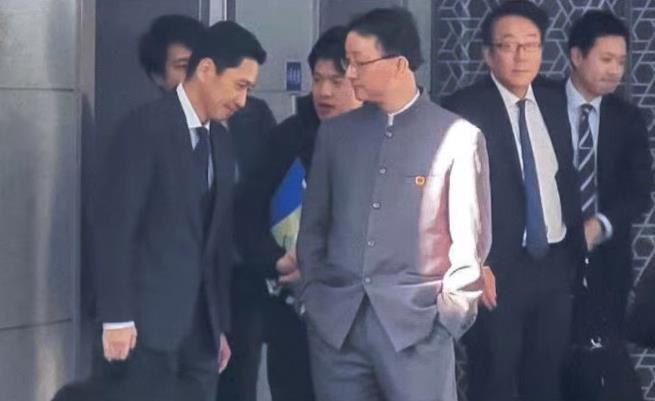 插兜
我习惯性的插兜
只是为了藏住袖口的温度
更是为了回避你伸出的手
五四青年装