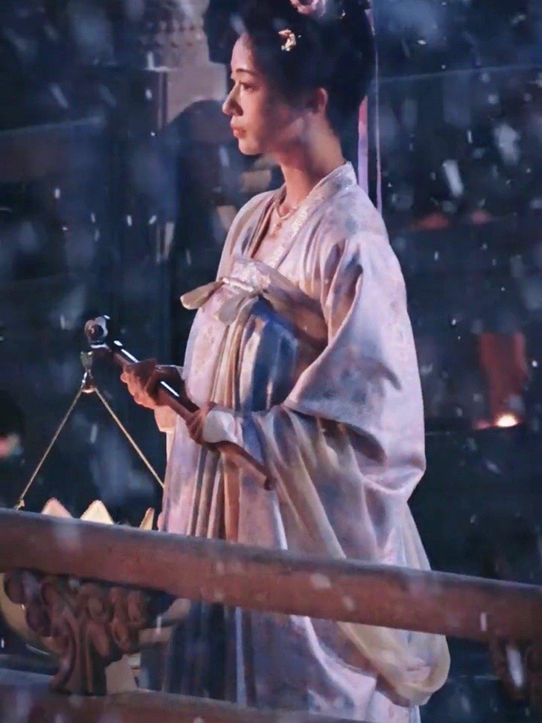 吴谨言孟廷辉雪夜提灯路透 吴谨言在电视剧《江山为聘》的片场路透来了，雪景的氛围感