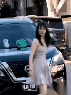 把整个世界都得给你让路这事儿，算是让她玩明白了。
自己横穿马路，车给你刹停了，你