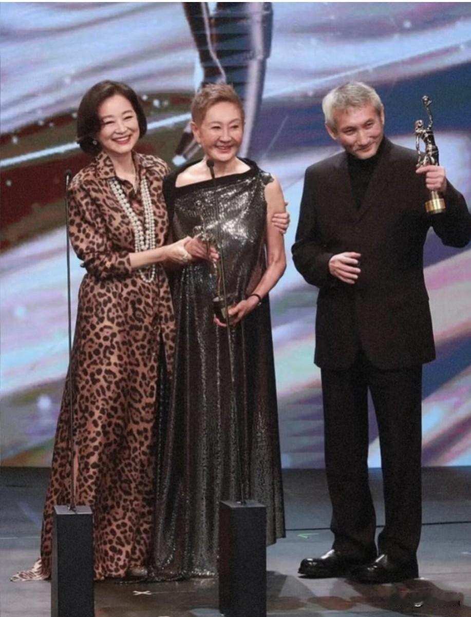 [玫瑰]不要纠结婚姻，谁背叛谁。把自己活成一道光！白头到老固然好，不爱放手，何尝