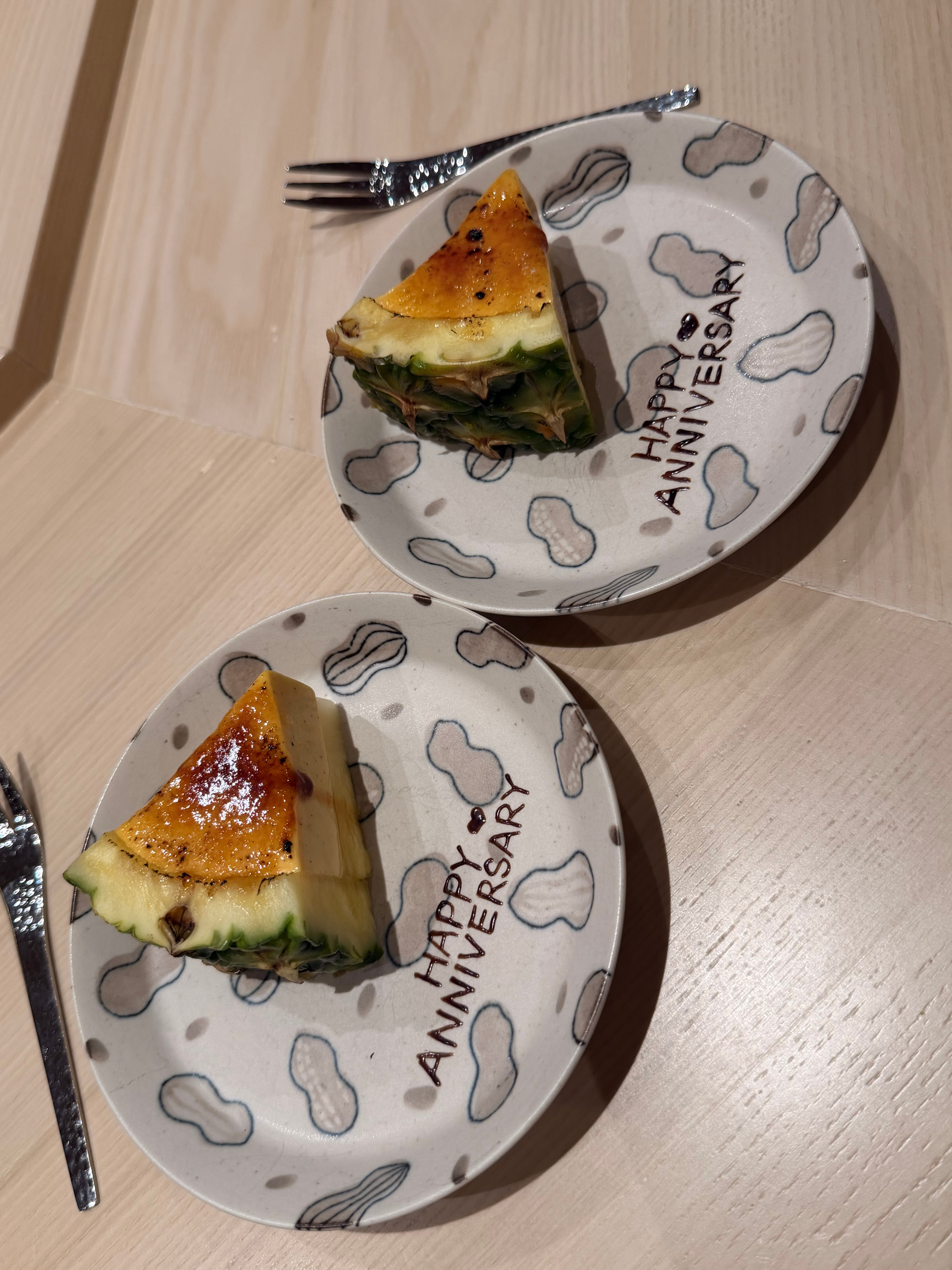 本来给我们写了纪念日 正和朋友开始拍照结果想立起来拍整个掉下来了！笑无语了 