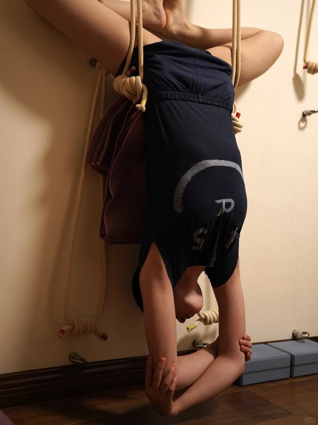 腹部内陷，拉长腹壁