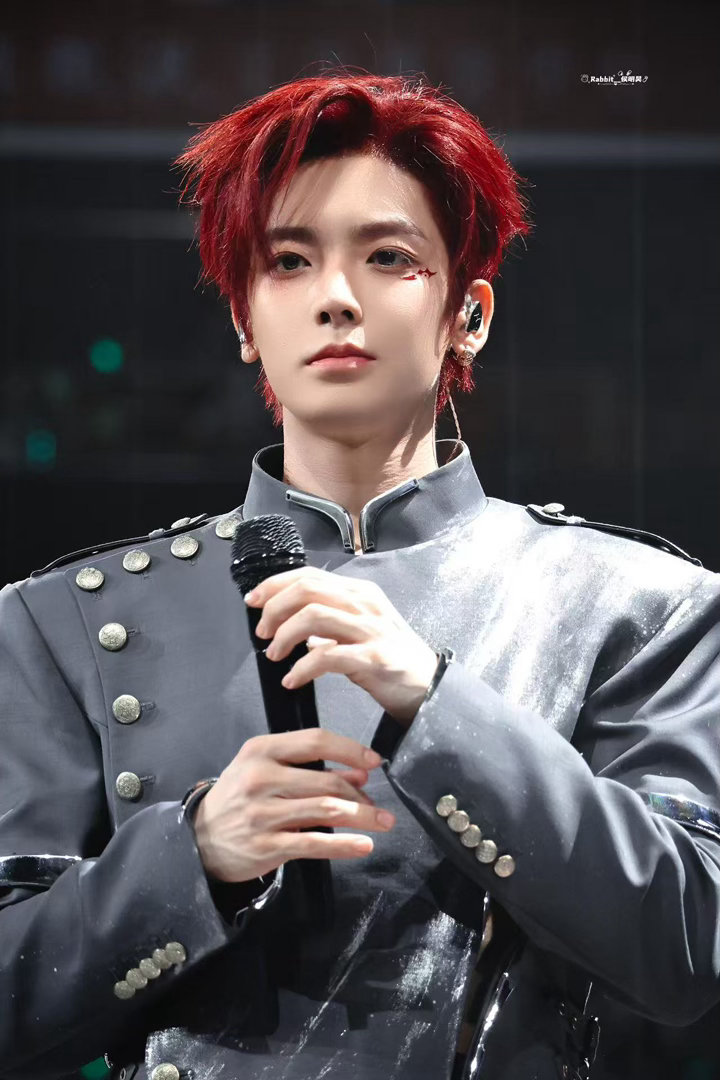 侯明昊让我做一次坏男人侯明昊成都演唱会舞台上的少年太懂怎么牵动情绪，平日里是大家
