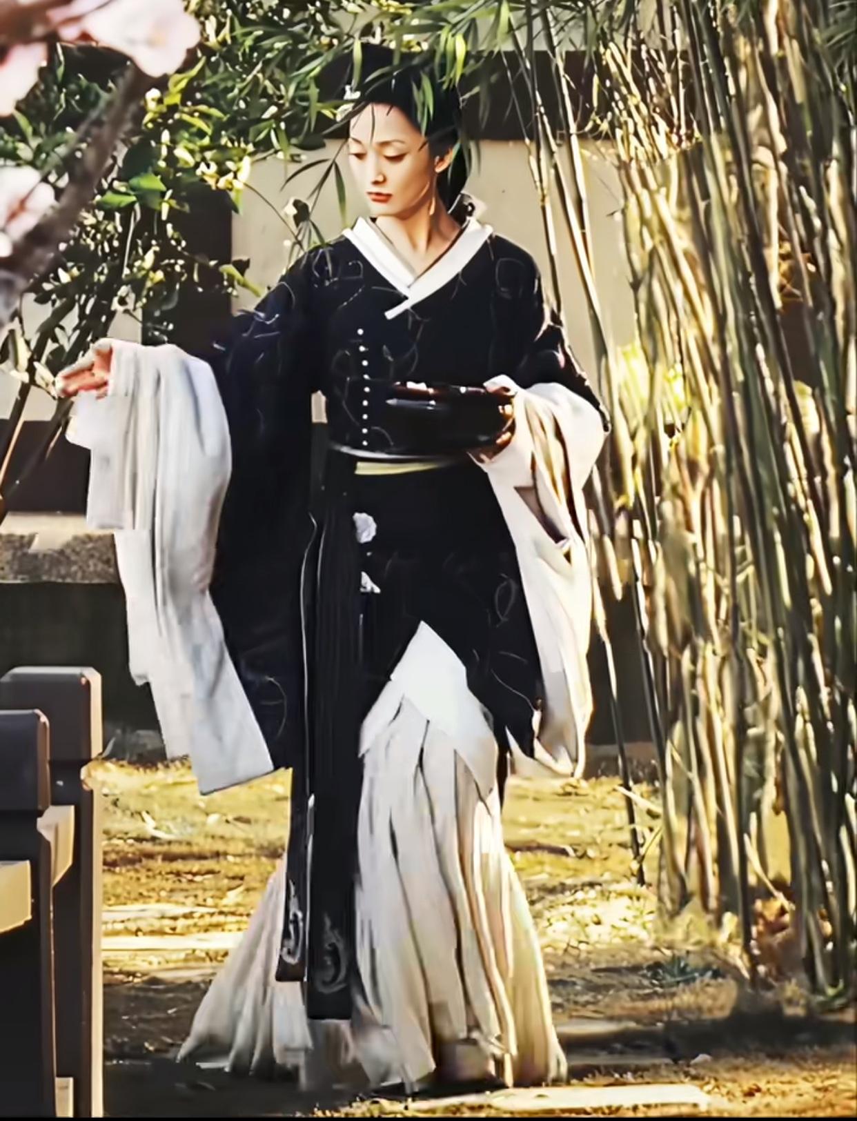 记得周迅这部戏
之前大家都夸演得狐狸灵气就是小唯本唯，
没人夸下这套衣服吗？
是