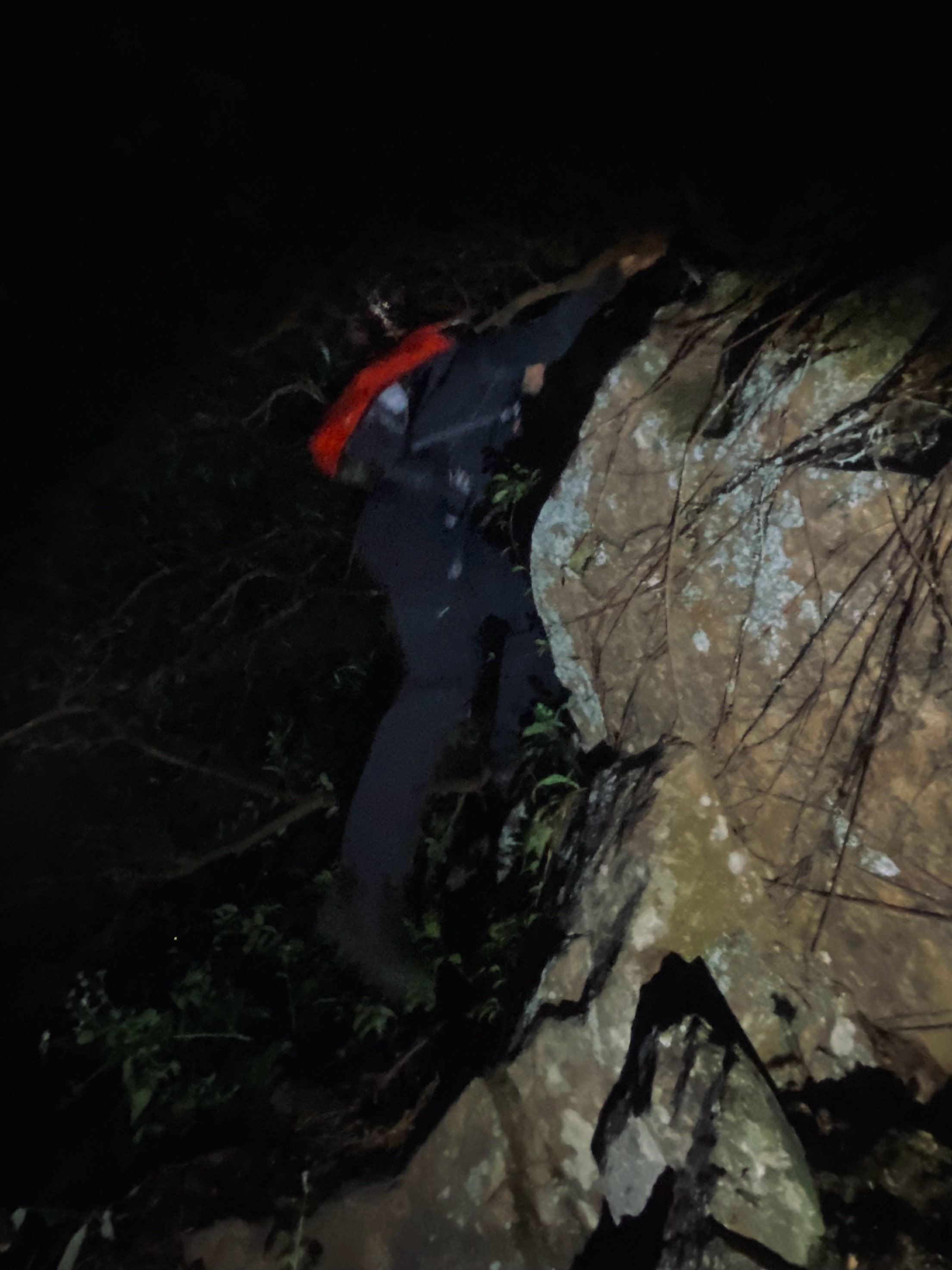 前天就睡了三小时，昨天冲了惠州大南山，晚上吃着夜宵突发奇想直拔梧桐山看完日出了再
