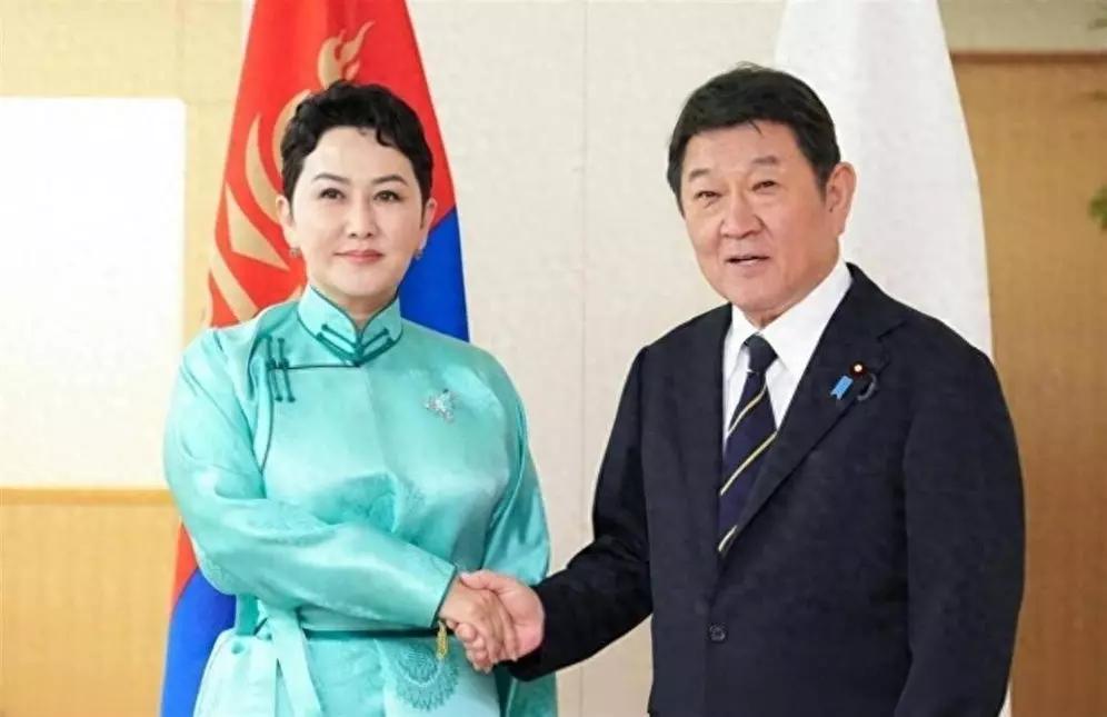 中国服软了。中国断供日本镓4个月后，5月突然出口6吨。这消息一出来，日媒兴奋得不