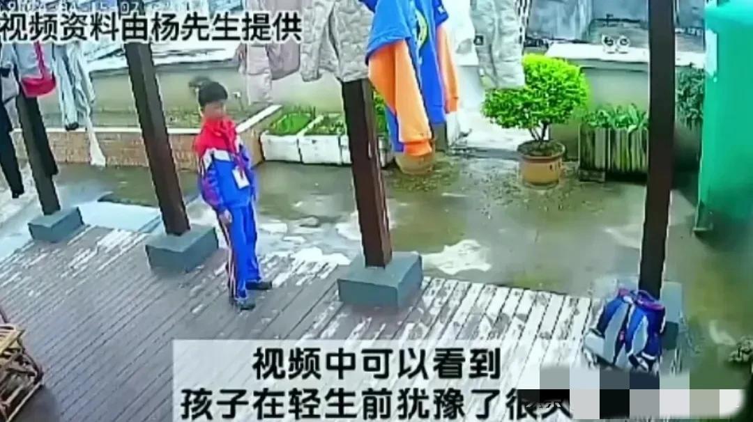 悲剧啊！9岁的男孩跳楼身亡！轻生前男孩曾犹豫过，他在经历了犹豫与心理上的种种折磨