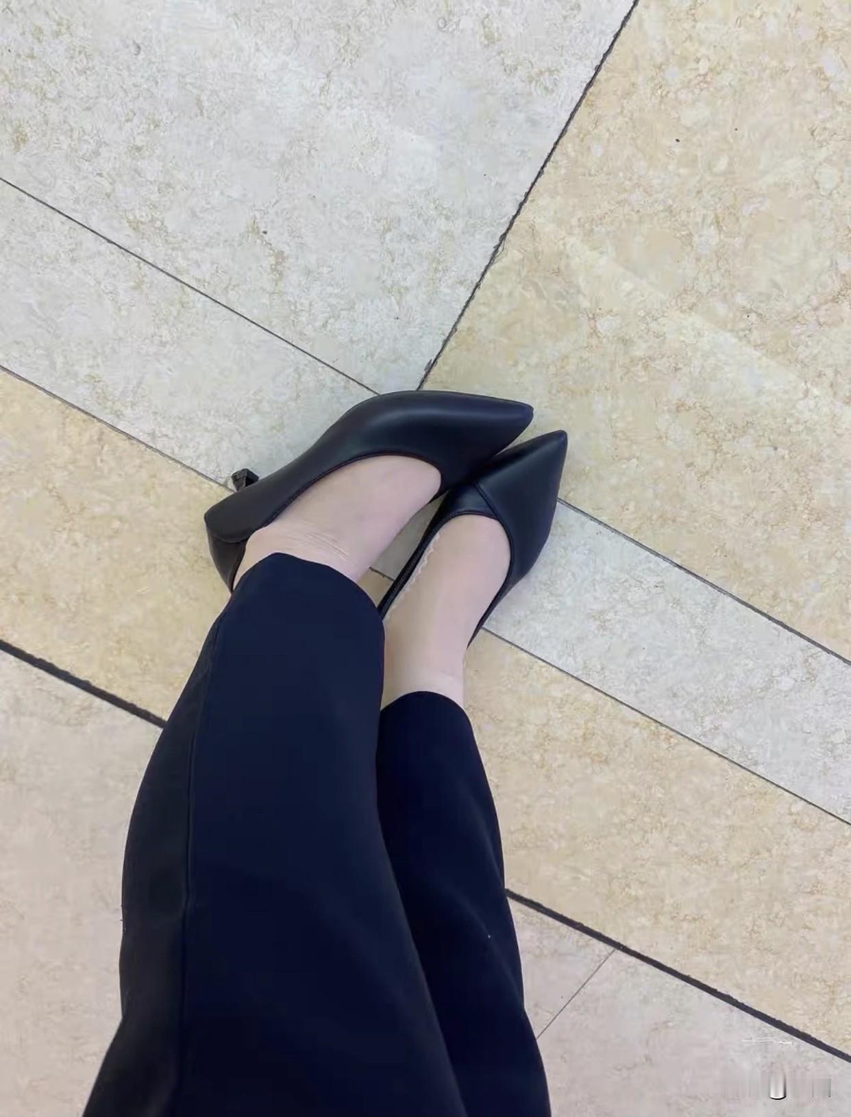 选择一双什么样的高跟鞋好看?考虑整体风格，简约风格选基础款高跟鞋。