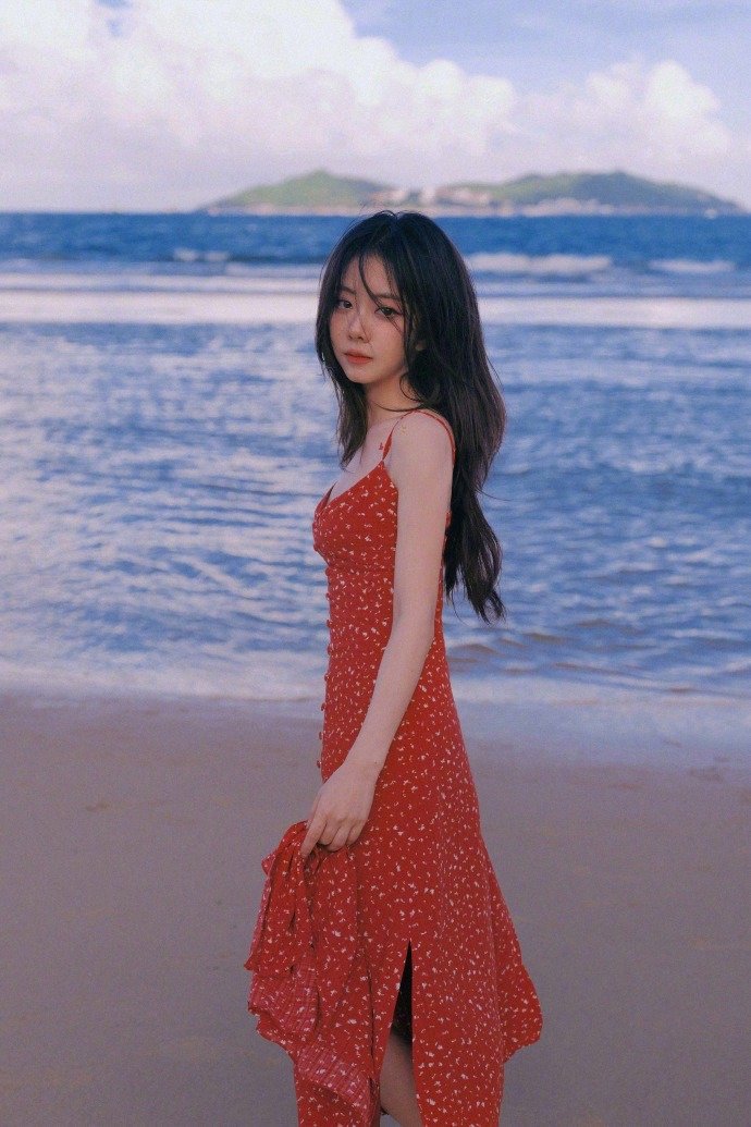 #谭松韵海边红裙#谭松韵海边红裙造型🈶！夏日海边，红裙的两小姐，好明艳生动充满