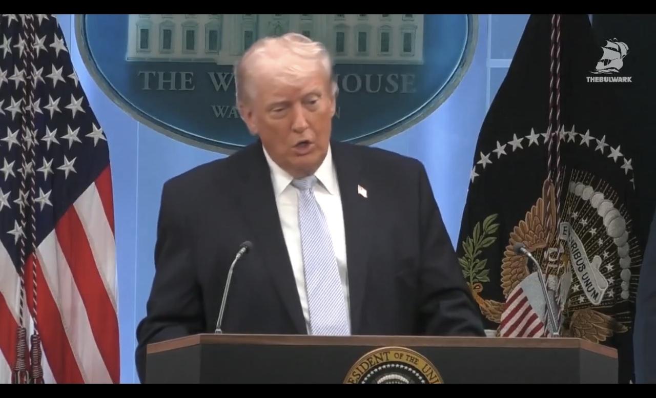 记者问：“你认为上帝支持美国在这场战争中的行动吗？”

特朗普：“我这样做是因为