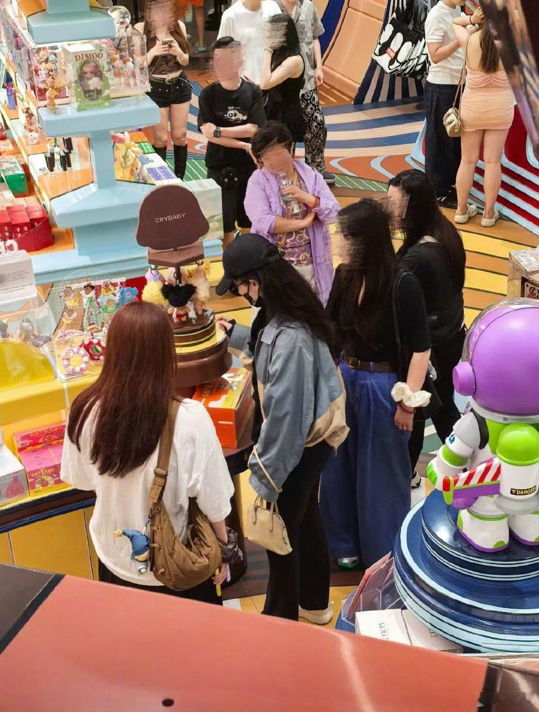 泰国逛街偶遇刘亦菲 网友泰国偶遇刘亦菲逛街 泰国逛街偶遇刘亦菲 