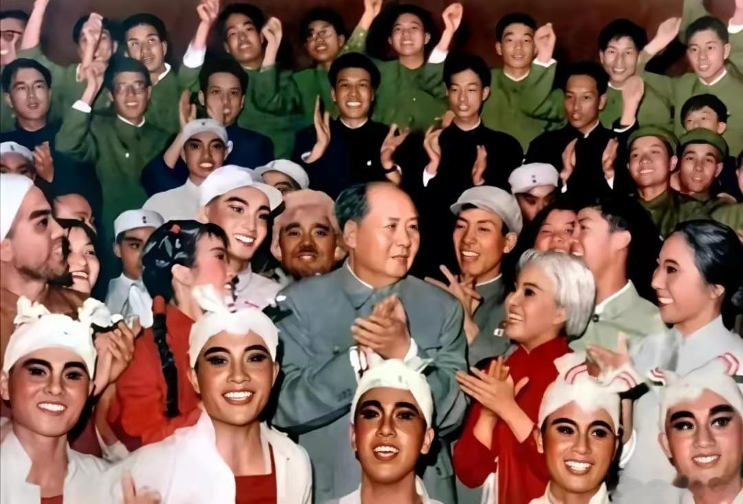 1968年，伟人接见《白毛女》芭蕾舞剧演员。 