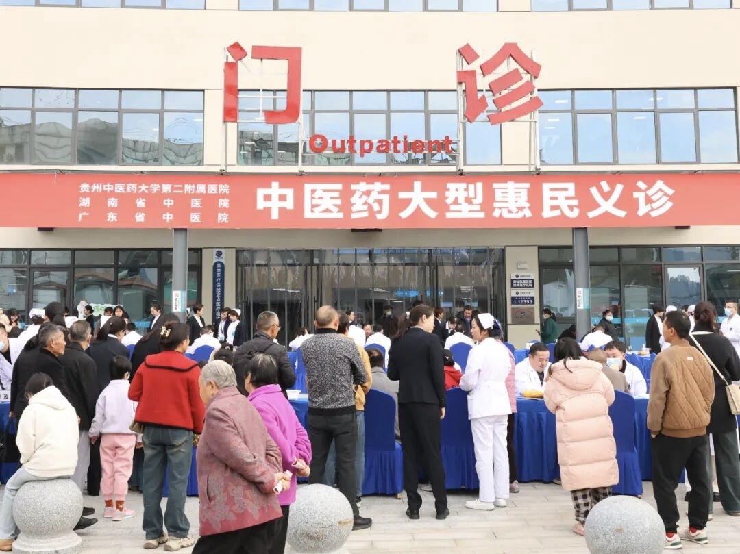 贵阳中医二附院有个医生，太让人心痛了，他从小有小儿麻痹后遗症，走路不方便，但还是