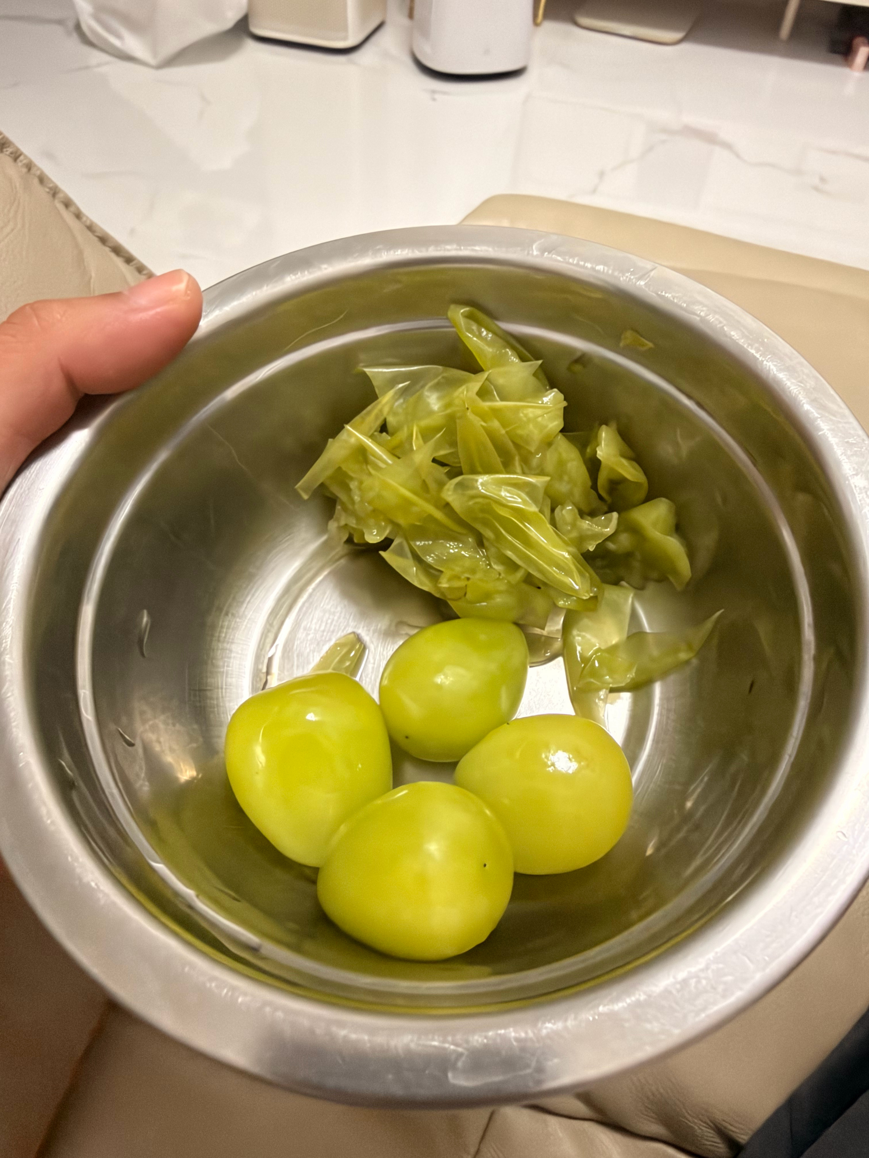 受不了大李，吃个青提还要剥皮 ​​​