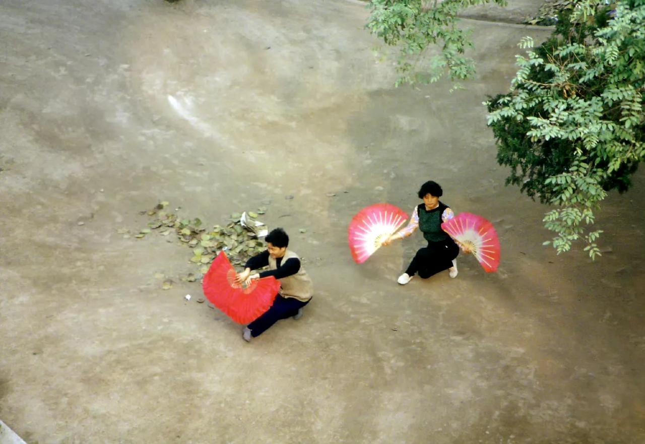 练扇子舞的人，西安，1993年10月摄。 ​​​