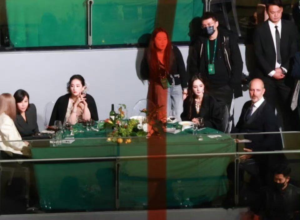 幂菲也这么恨了？以前一起拍戏，私下聚会，杨幂还专门发微博祝刘亦菲生日快乐，如今也