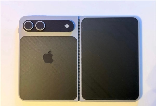 iPhoneFold机模出炉 快来看这张图！ 这设计风格是不是瞬间有种似曾相识的