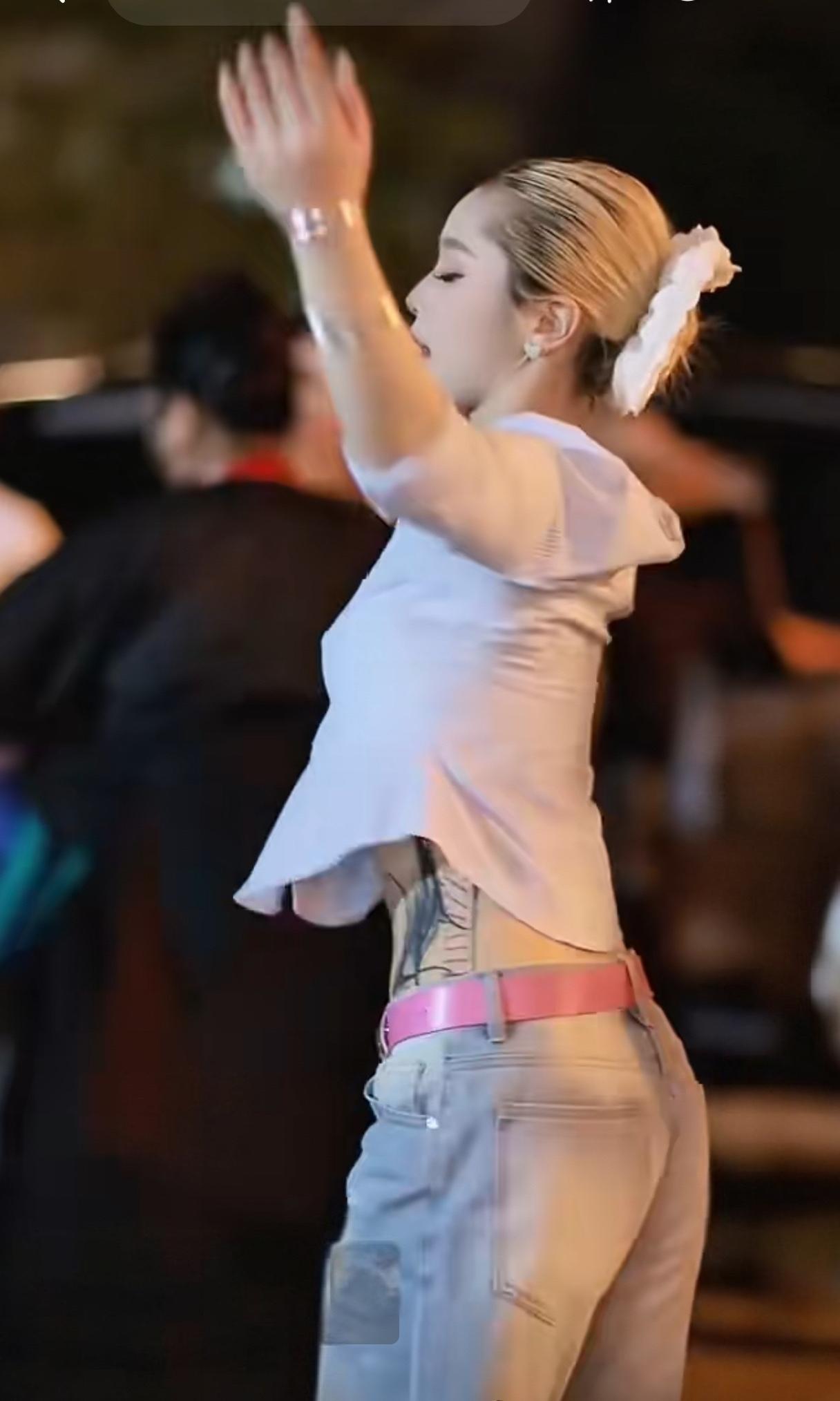 这个常在网上跳舞的藏族小姐姐这身装扮相比过去，改变太大了。是什么原因可以让一个人