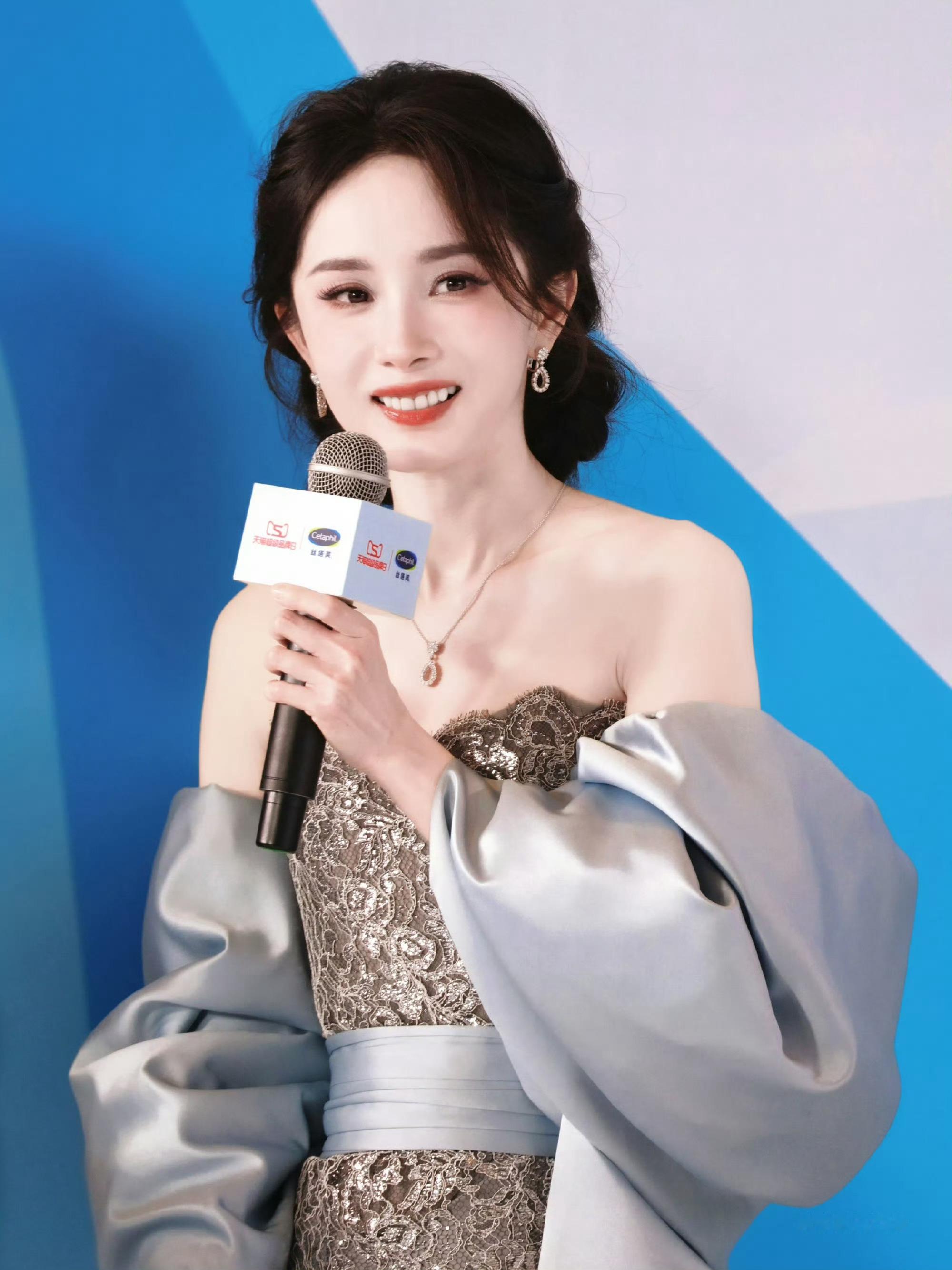 粉丝把助理认成杨幂恭迎Prada女王杨幂，好消息接踵而来（prada官宣，🥝尖