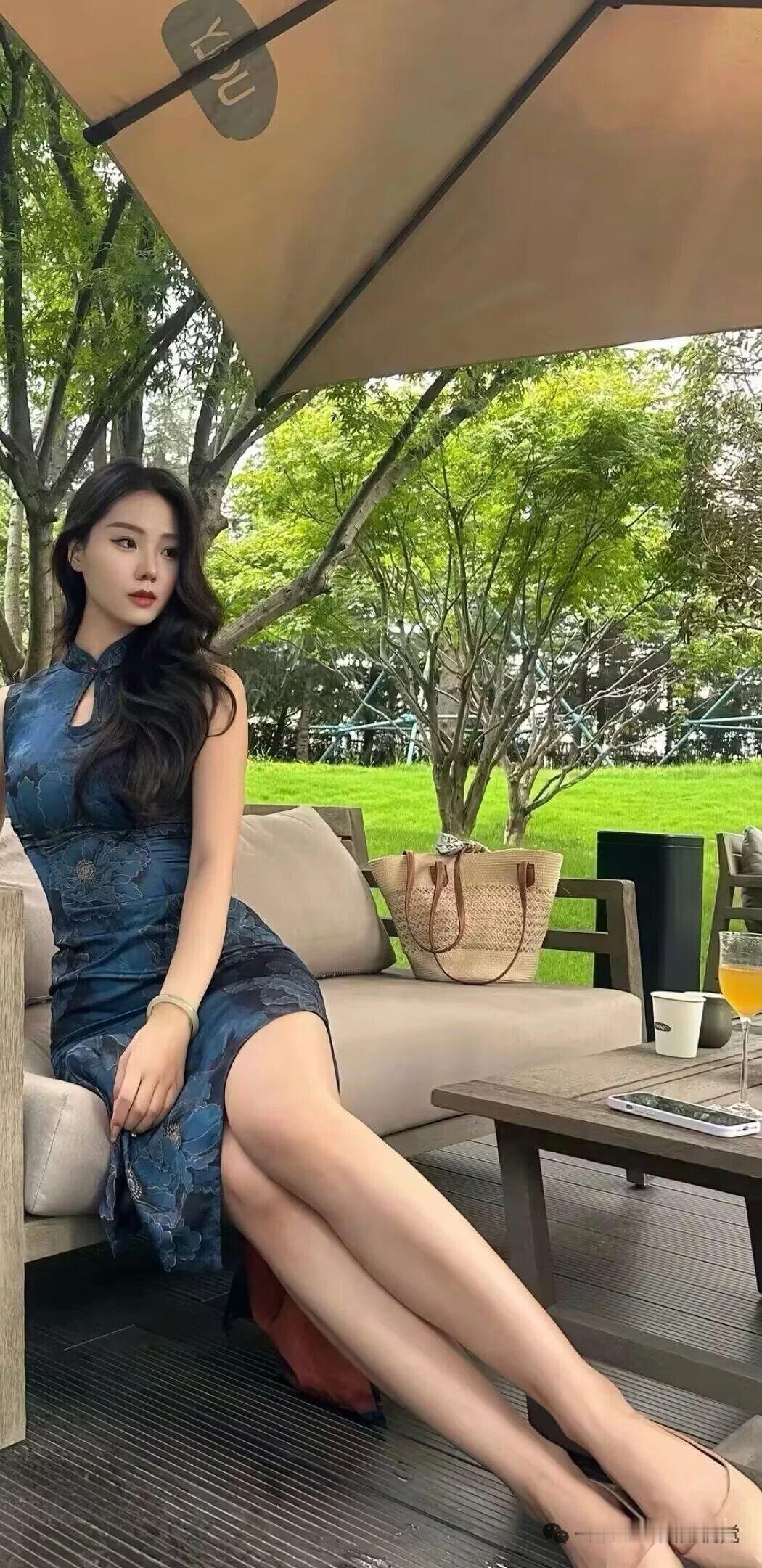 优雅蓝裙，静享午后时光🌿✨男人是不是永远都喜欢年轻女孩?